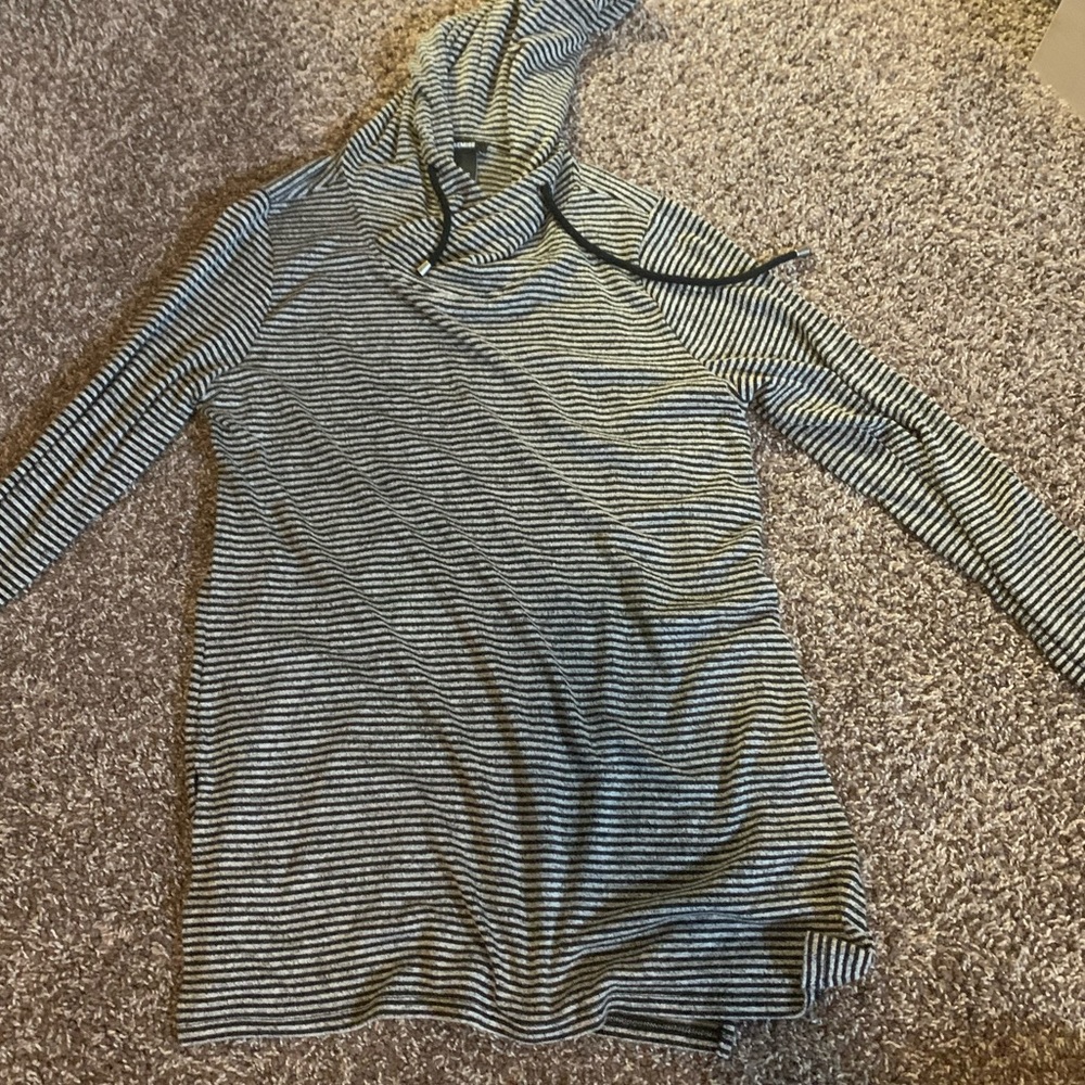 Women’s long sleeve hooded shirt